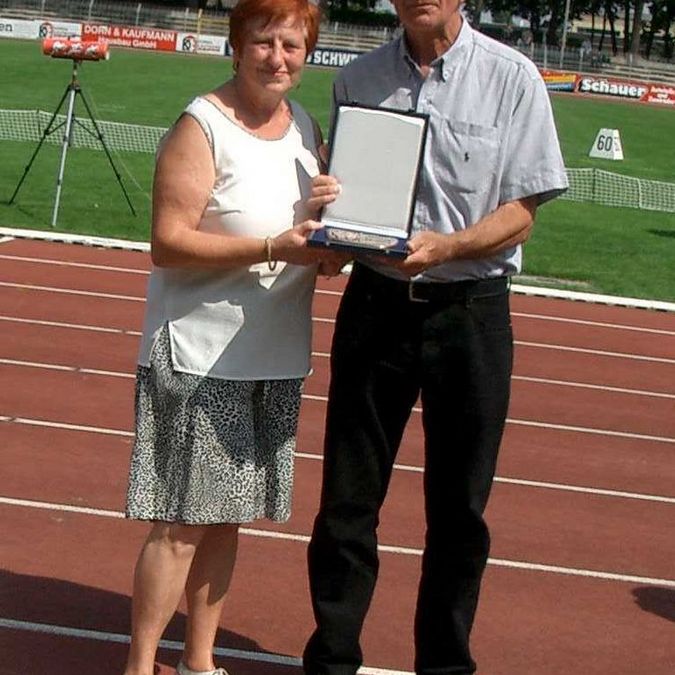 Margret Lehnert mit dem damaligen DLV-Vizepräsidenten Andreas Hein bei der Überreichung des DLV-Ehrenschildes